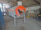 une machine qui se trouve à l'intérieur d'un bâtiment