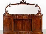 une grande armoire en bois surmontée d'un miroir