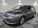 la voiture grise est garée sur un sol en damier dans le garage