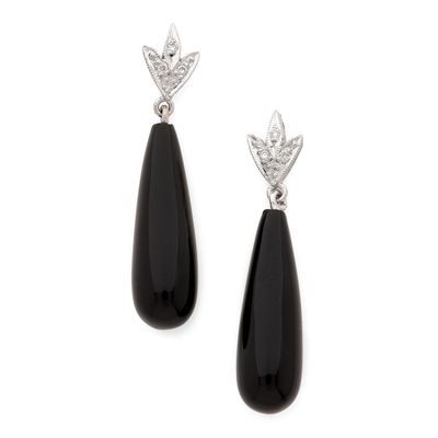 une paire de boucles d'oreilles en onyx noir et diamants