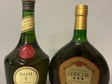 deux bouteilles d'alcool posées l'une à côté de l'autre sur une table