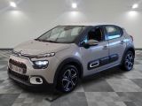 La nouvelle Citroën est garée sur un sol à damier dans un showroom.