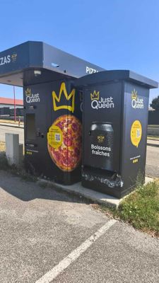 une boîte noire ornée d'une couronne, posée dans un parking