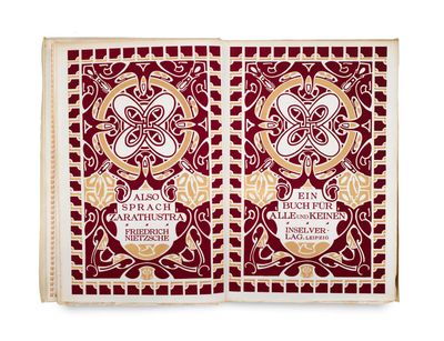 deux couvertures de livres rouges et dorées ornées de motifs élaborés