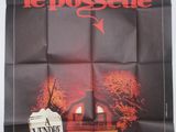 une affiche du film « Le Posse », sur laquelle figurent l'image d'une maison et un journal