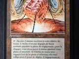 un gros plan d'une carte sur laquelle figure la photo d'une personne portant une chaîne
