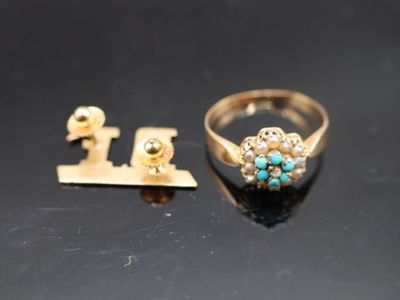deux bagues et une paire de boucles d'oreilles posées sur une surface noire