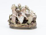 une figurine représentant un groupe de personnes dans un champ