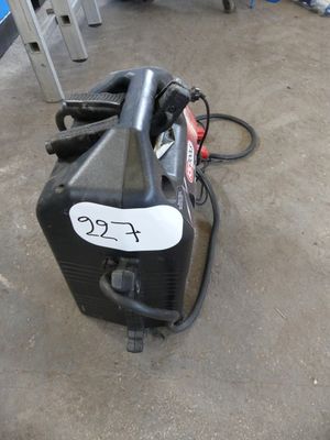 une photo d'un compresseur d'air portable dans un garage