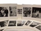 plusieurs photographies en noir et blanc représentant des personnes et un chien posées sur une table