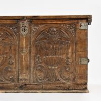 Coffre rectangulaire façade sculpté en relief d'un calice su… (photo 5)
