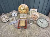 de nombreux types d'horloges posées sur une table