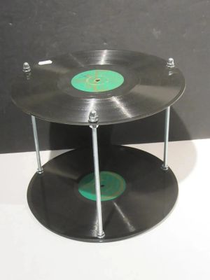 une photo d'un disque posé sur un support sur lequel se trouve une horloge