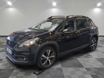 la voiture noire est garée sur le sol en damier d'un garage