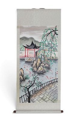 une peinture orientale accrochée au mur près d'un plan d'eau