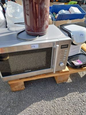 un mixeur posé sur un micro-ondes, lui-même posé sur une palette