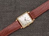 une image montrant un gros plan d'une montre-bracelet dotée d'un bracelet en cuir marron