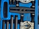 une boîte bleue contenant des outils, posée sur le sol