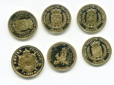 six types différents de pièces d'or sont représentés sur un fond blanc