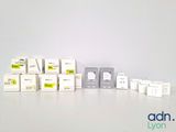 une pile de cartons remplis de savon posée sur une table