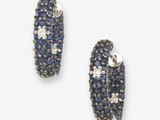 une paire de boucles d'oreilles créoles en saphir et diamants
