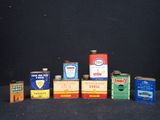 de nombreuses boîtes de conserve posées sur une table