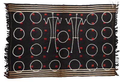 un gros plan sur un tapis noir et rouge orné de cercles
