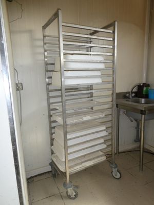 une photo d'une cuisine avec une étagère remplie de plateaux
