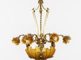 une image d'un lustre d'où pendent des fleurs, suspendu au plafond