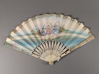 un ventilateur avec un tableau accroché au mur