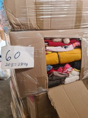 Environ 210 kg de vêtements enfant et bébé de seconde main.