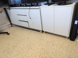 deux téléviseurs posés sur un meuble blanc dans une pièce