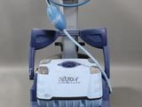 une image représentant un aspirateur muni d'un tuyau