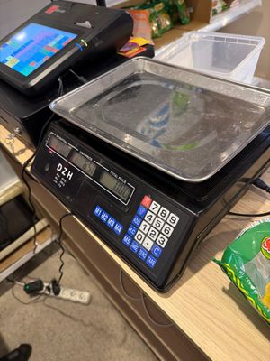 une image représentant une balance sur laquelle est posé un paquet de chips