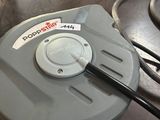 une machine grise posée sur une table