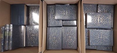 une boîte en carton remplie de boîtes bleues et argentées