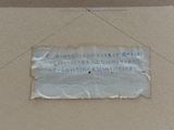 un bout de papier sur lequel il y a quelque chose d'écrit, accroché au mur
