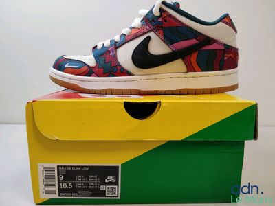 une boîte sur laquelle est posée une paire de chaussures