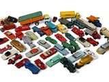 un grand nombre de petites voitures et de camions sur une surface blanche
