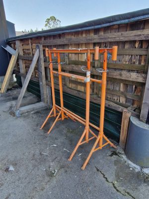 deux étals d'oranges posés sur le béton près d'un bâtiment en bois