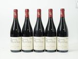 six bouteilles de vin sont alignées sur une surface blanche