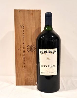 une bouteille de vin posée à côté d'une caisse en bois