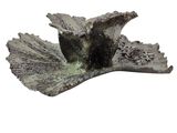 une statue représentant un oiseau perché sur une feuille