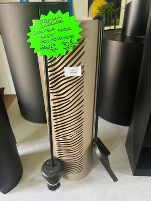 un grand purificateur d'air sur lequel est collé un autocollant vert