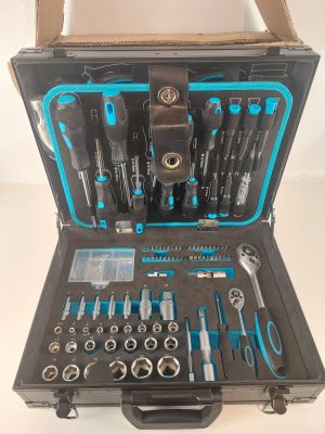 une caisse à outils avec des outils posés sur une table