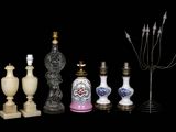 tout un tas de vases et de bougies de toutes sortes sur la table