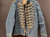 une vieille veste bleue avec des boutons dorés et des boutons dessus