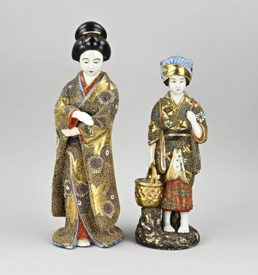 deux figurines asiatiques représentant une femme et un homme en kimono