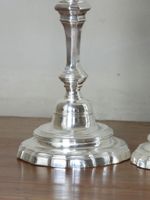 PAIRE DE FLAMBEAUX de style Louis XV en métal argenté à fût … (photo 4)