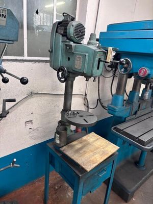 deux machines posées sur une table dans une pièce